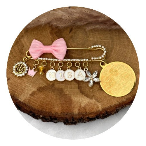 Modell Nisa mit Strassblume und Schnuller