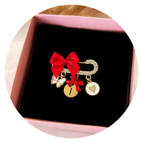 Mini Brosche mit goldenem Wunschbuchstaben