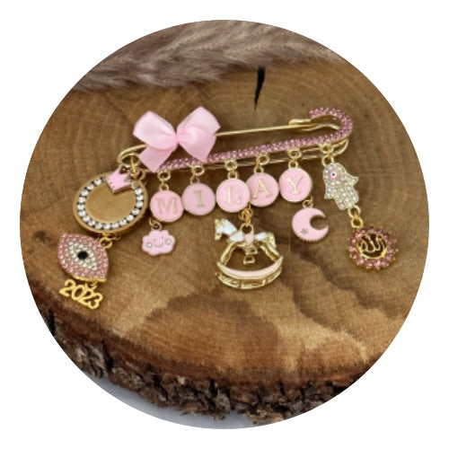 Model Milay mit rosa Strassbrosche