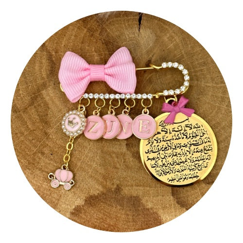Kleine Babybrosche mit rosa Buchstaben mit Schutz Dua Ayetel Kürsi